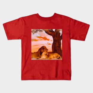 Pareja de leones tumbados bajo un árbol. Kids T-Shirt